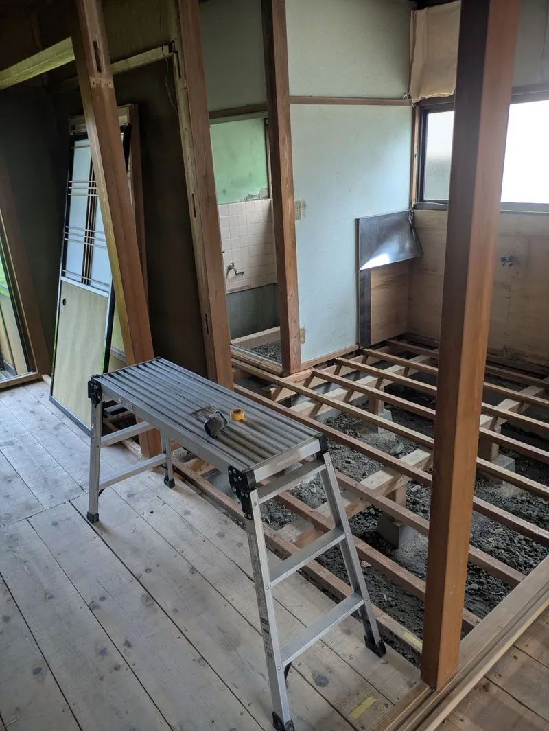 リフォーム前の室内。床下の骨組みが見える部屋